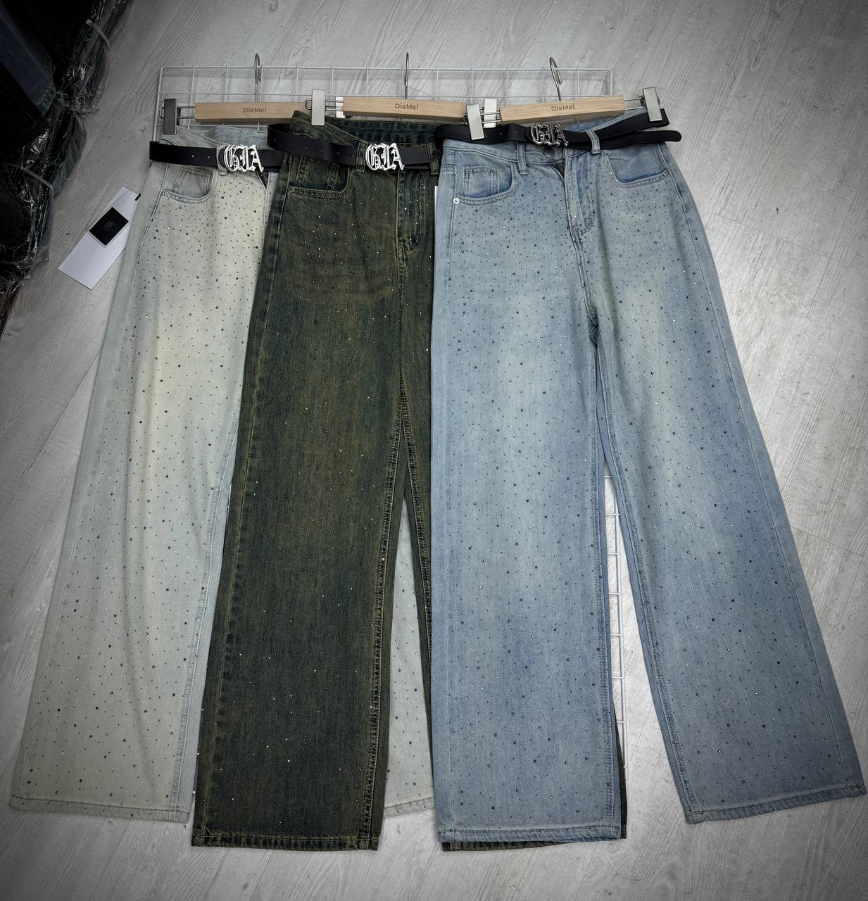 🌟 Джинсы с декоративными стразами